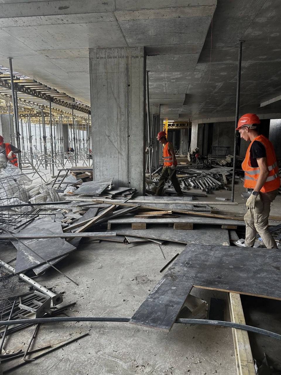 Рабочие на строительном объекте